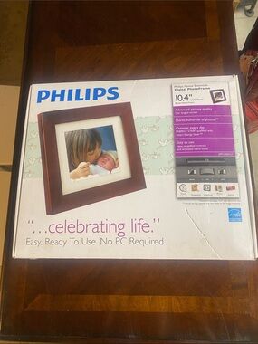 Brand new Philips Digital Photo Frame with Brown Frame and Cream Mat